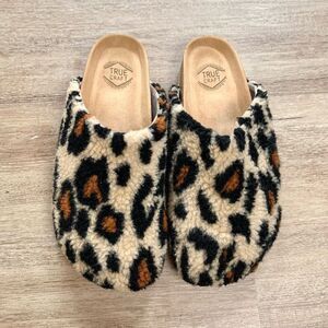 True Craft Leopard Print Fuzzy Sherpa Clogs Size 8M LIKE NEW
